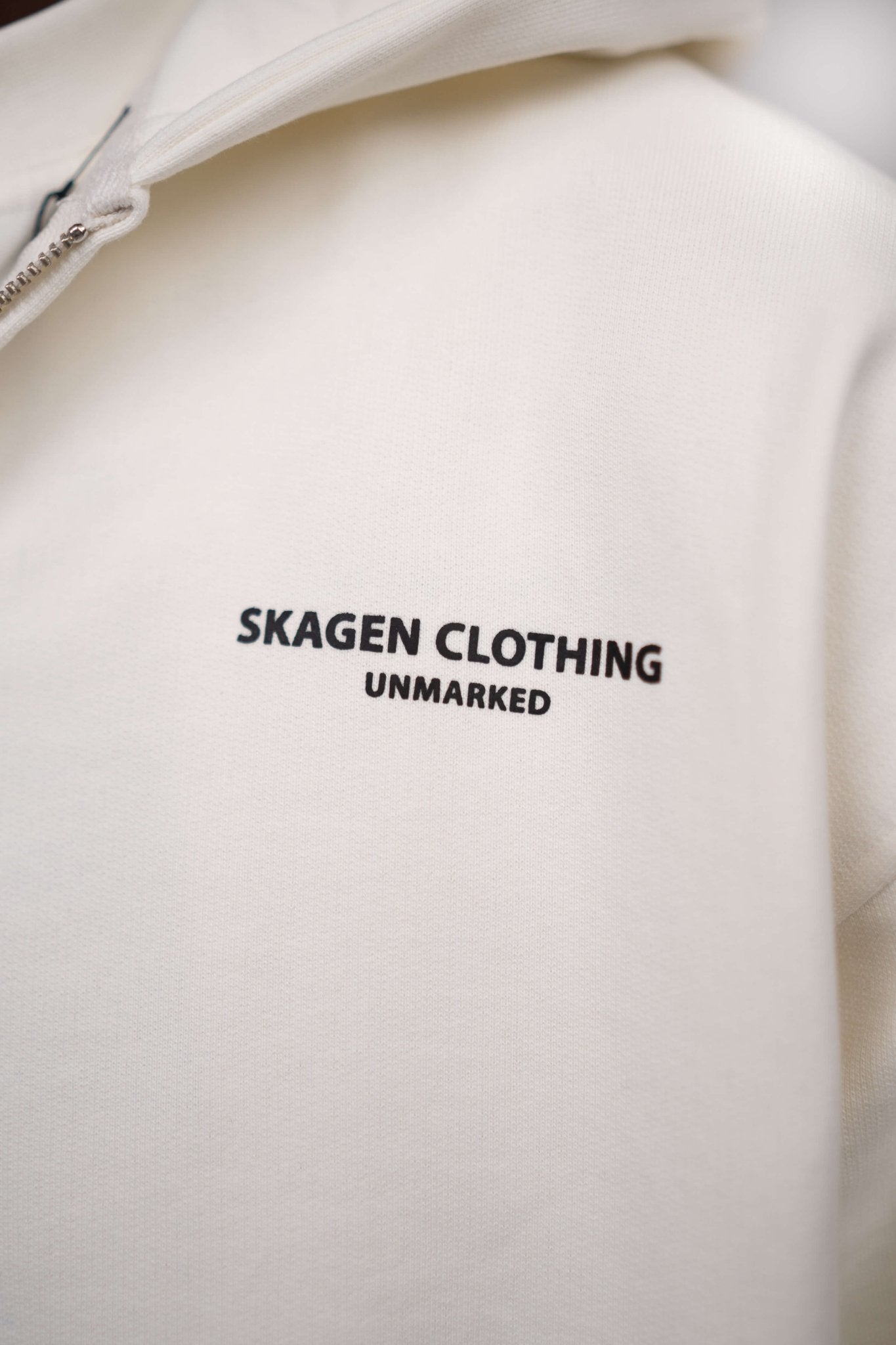 UNMARKED Zip-Hoodie Hvid |  Skagen-clothing.dk