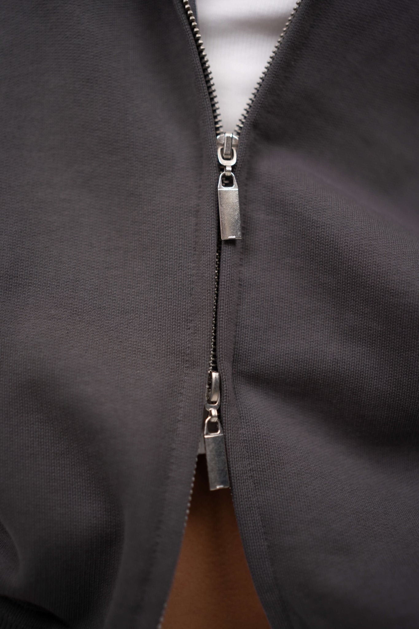 UNMARKED Zip-Hoodie Mørkegrå |  Skagen-clothing.dk