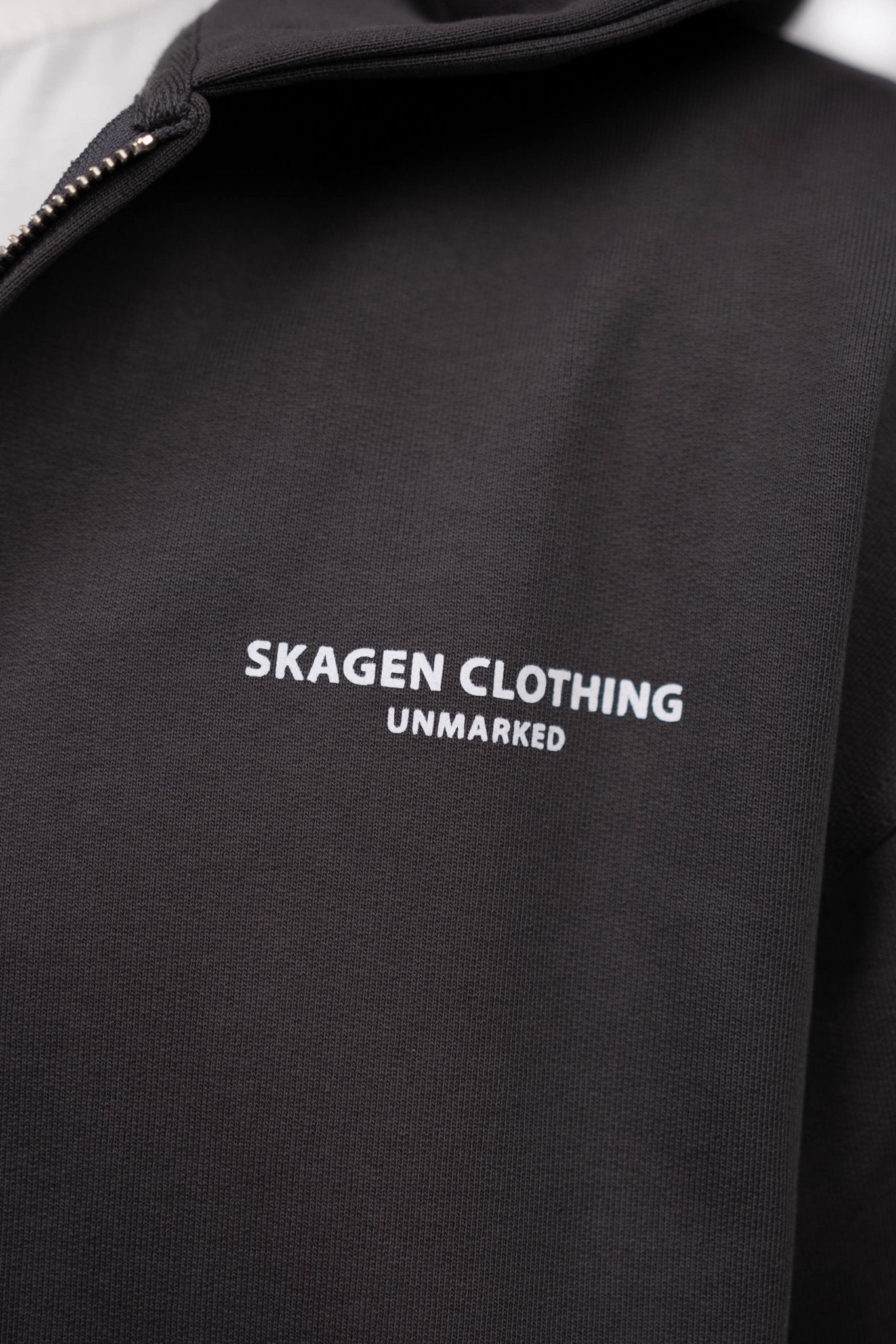 UNMARKED Zip-Hoodie Mørkegrå |  Skagen-clothing.dk